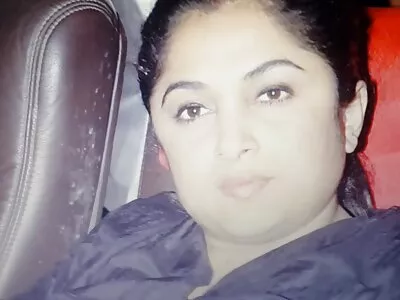 ਗਰਮ brunette ਇੱਕ lapdance ਦਿੰਦਾ ਹੈ ਅਤੇ ਫਿਰ dude ਉਸ ਨੂੰ fucks