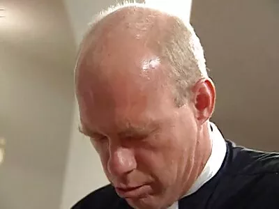 Redhead ਰਸੋਈ ਵਿੱਚ ਇੱਕ ਭਾਵੁਕ fuck ਹੈ