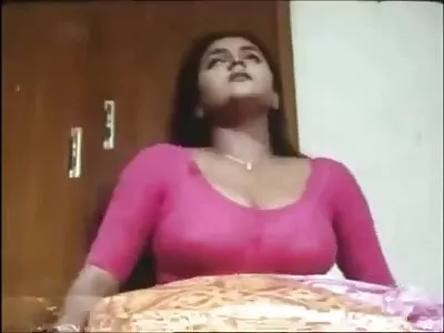 ਸ਼ਾਨਦਾਰ MILF ਹੌਟੀ ਬਾਥਰੂਮ ਵਿੱਚ ਇੱਕ nerdy ਦੋਸਤ ਨੂੰ ਭਰਮਾਉਂਦਾ ਹੈ