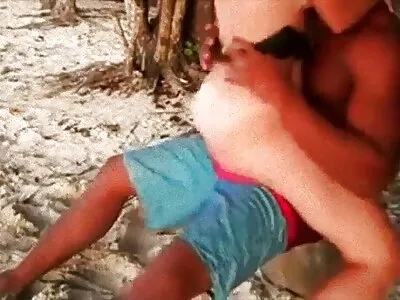 Hottie ਇੱਕ ਤਬਾਹ ਇਮਾਰਤ ਵਿੱਚ ਤਿੱਕੜੀ fucking ਦਾ ਆਨੰਦ