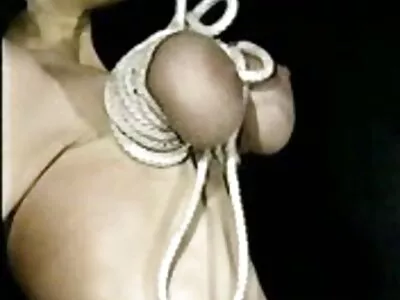 Busty MILF ਮਤਰੇਈ ਧੀ ਦੀ slutty ਪ੍ਰੇਮਿਕਾ ਨਾਲ ਸੈਕਸ ਦਾ ਆਨੰਦ ਮਾਣਦਾ ਹੈ