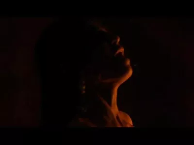 ਰੂਸੀ ਸਾਥੀ ਨੀਲੇ ਸੋਫੇ 'ਤੇ ਖਿੱਚਿਆ ਚੰਗਾ-ਲੱਖਦਾ brunette