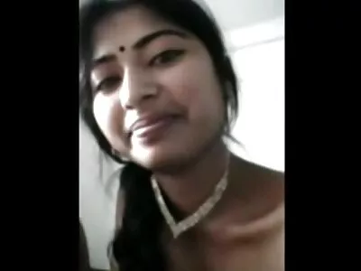 ਪਤਲਾ brunette ਟ੍ਰੇਨਰ ਦੇ ਪ੍ਰਭਾਵਸ਼ਾਲੀ ਕਾਲੇ ਕੁੱਕੜ ਨਾਲ ਖਿੱਚਿਆ